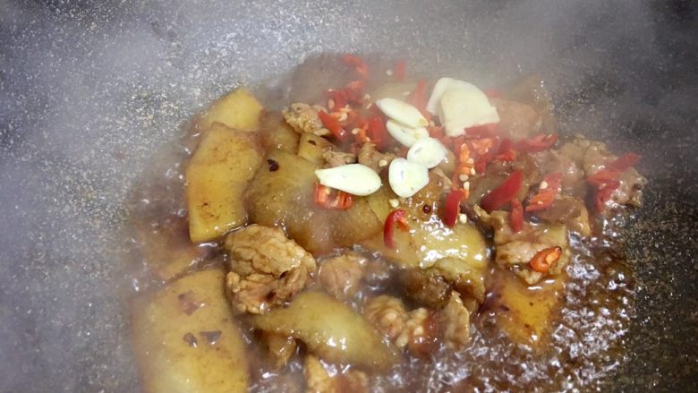 冬瓜烧肉,接下来把蒜片和<a style='color:red;display:inline-block;' href='/shicai/ 86663'>红辣椒</a>一同下下去，翻炒熟了就可以了，这样瘦肉吃起来嫩嫩的，没有再放盐，因为调料里面都有盐份，可以根据自己口味尝过后调整哈