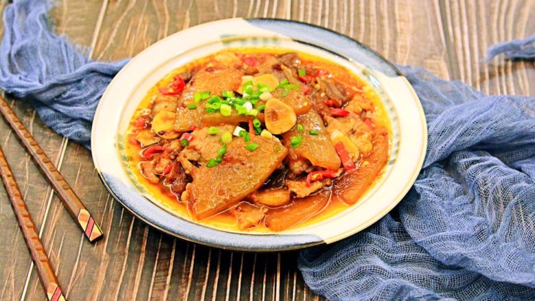 冬瓜烧肉,装盘撒上葱花