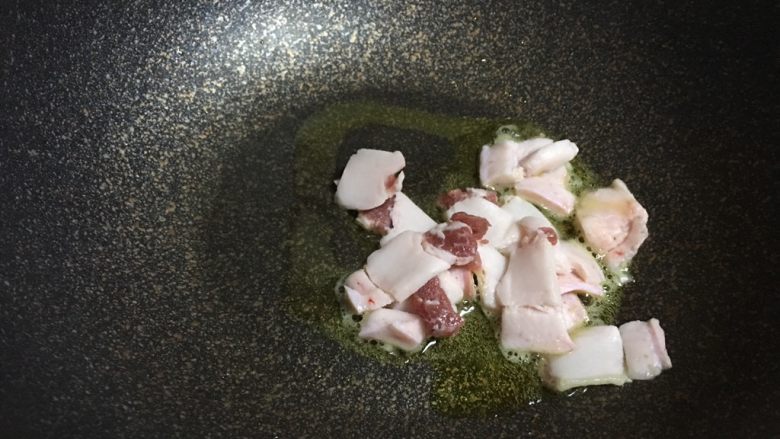 冬瓜烧肉,热锅冷油，只需要一点点油，下肥肉