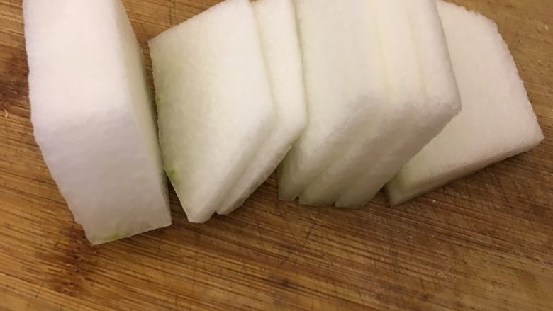 冬瓜烧肉,<a style='color:red;display:inline-block;' href='/shicai/ 56'>冬瓜</a>切大概5-6mm宽的片就，太薄容易烂，太厚不太容易入味