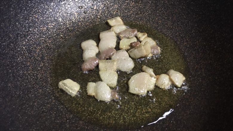 冬瓜烧肉,煸炒出油脂，差不多图中样子，这样状态的肥肉吃起来不腻又不焦