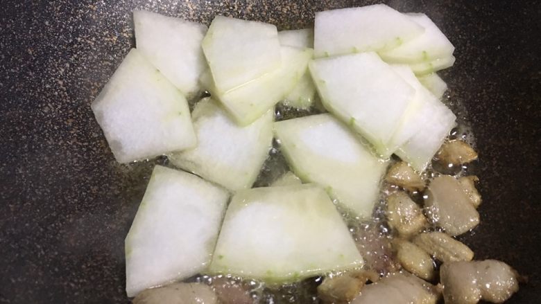 冬瓜烧肉,下冬瓜片，炒至慢慢变成透明色