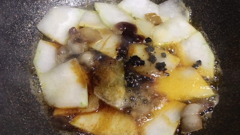 冬瓜烧肉,加入适量的香辣酱，蚝油，生抽，上色，调味，稍微翻炒均匀