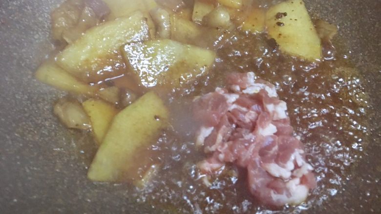 冬瓜烧肉,将冬瓜推至一边，下瘦肉，翻炒均匀