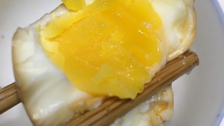 中式糖心蛋,好好吃! 我懒的洗刀 直接用筷子分开的
所以切面有点丑
