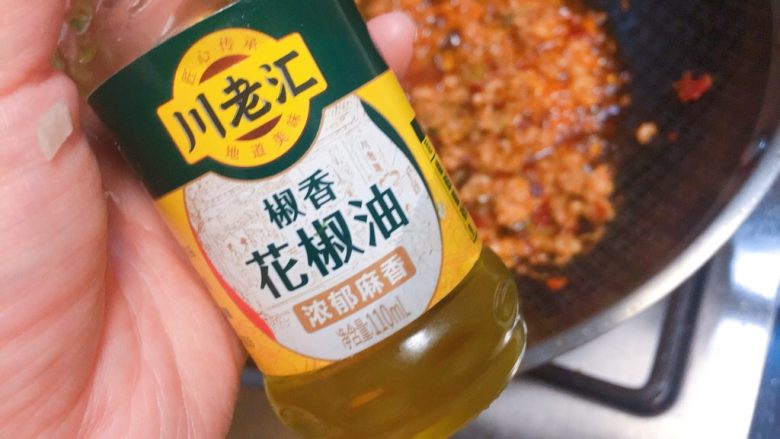 实用快手系列★麻婆豆腐,然后下花椒油,这个比较麻香的,也可以用麻椒油哦。我大概下了3ml左右。喜欢更麻的下多些。如果没有花椒油,可以下麻椒。