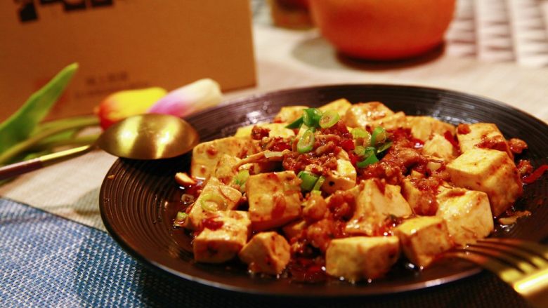 实用快手系列★麻婆豆腐,在这里要插播一句感谢,感谢网上厨房,给佳儿一片天空,一片舞台,让我每天做饭都打鸡血似的,使命感十足的。网厨送我的台历,我就放在我心爱的厨房吧台上。呵呵。看见背景里面那个台历了吧?让我的菜,更美了。也让我的人,更美了。呵呵。