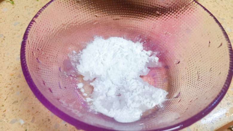 实用快手系列★麻婆豆腐,准备一个碗,放6g左右的淀粉进去。