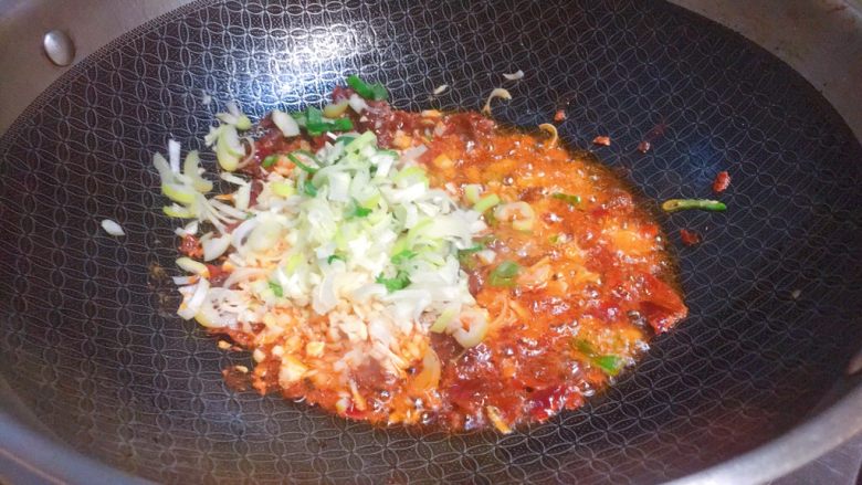 实用快手系列★麻婆豆腐,然后下葱姜蒜,炒香。
