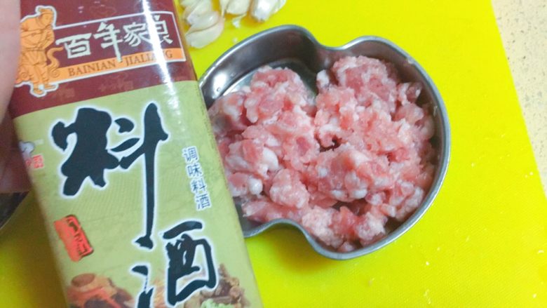 实用快手系列★麻婆豆腐,我们开始煨肉馅啦!煨好的肉馅,口感更入味,更滑嫩呢。
我们准备一个碗或者碟子,把肉馅放进去,加料酒大概3ml