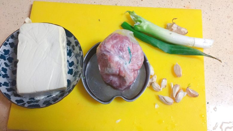 实用快手系列★麻婆豆腐,备料时间。
豆腐,我们要选择水嫩一点的<a style='color:red;display:inline-block;' href='/shicai/ 6733'>水豆腐</a>。不要老豆腐哦。
猪肉沫,我是直接买的肉馅,如果我们要自己剁,就选择肥瘦相间的五花肉,最好是2肥8瘦的比例哦。