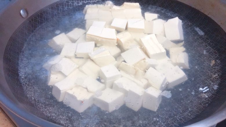 实用快手系列★麻婆豆腐,锅里下水,水沸腾时候,焯一下豆腐,焯去腥味,也更滑嫩。