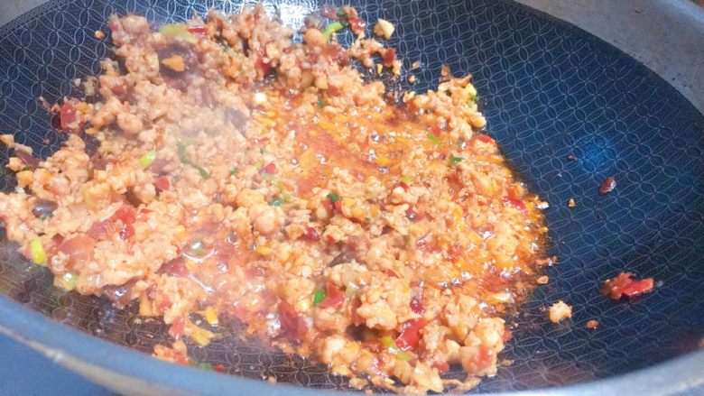 实用快手系列★麻婆豆腐,炒至变色,即可,不用太久,为了保持滑嫩。