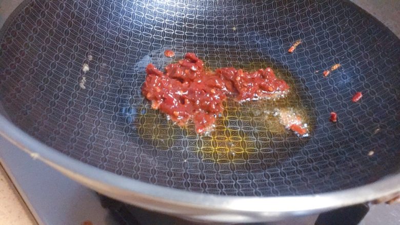 实用快手系列★麻婆豆腐,然后可以正式开始炒了呢。锅里下油,油热5分,我们下<a style='color:red;display:inline-block;' href='/shicai/ 46964'>郫县豆瓣酱</a>,大概12g左右。炒出红油。