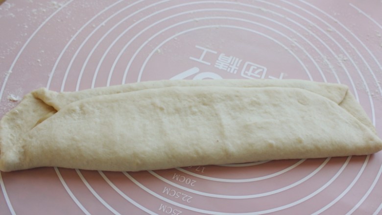 做饼+黄山烧饼,将长边折叠在一起,两头不要封口,这样做油酥就不会跑出来。