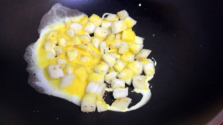 炒馒头粒,倒入蛋液