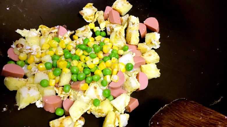 炒馒头粒,再加入豌豆玉米粒一起翻炒