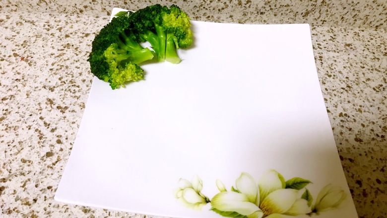炒馒头粒,焯水后的西兰花摆盘
