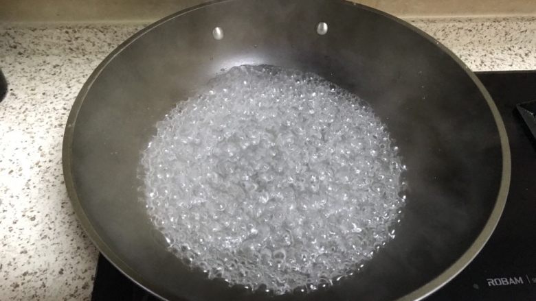 炒馒头粒,锅里放水烧开