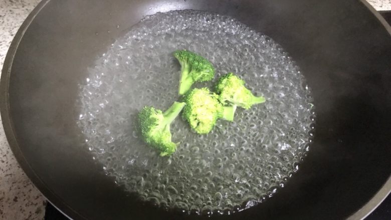 炒馒头粒,西兰花放入焯水