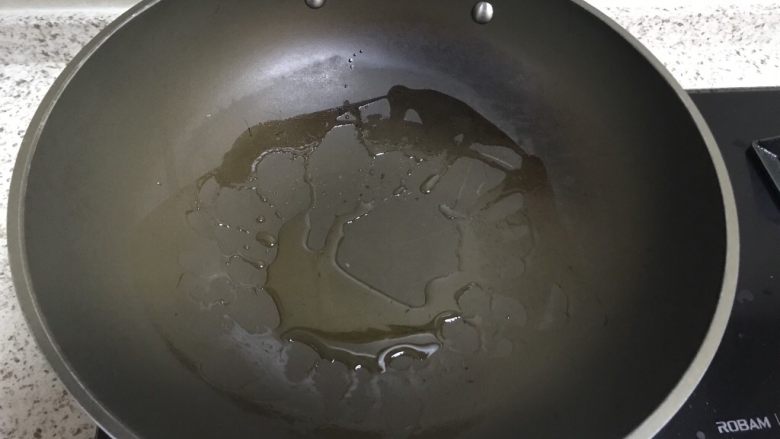 炒馒头粒,起油锅