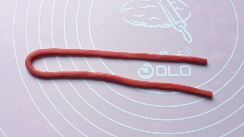 五福灯笼,另取红色面团擀开,用小刀切割出一条长25cm、宽0.3cm的长条。