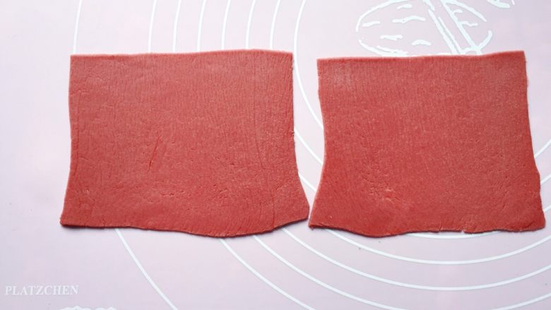 五福灯笼,如图:将红色面团擀成1.5mm的薄片,然后切割出2片长8cm、宽10cm的面片。