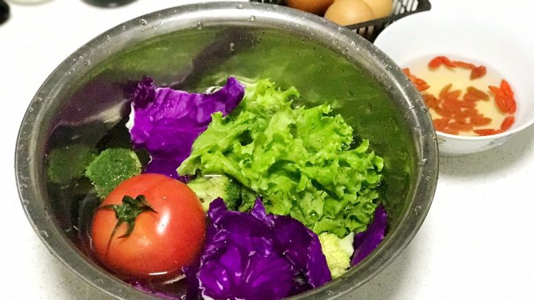 快手营养早餐03,前一晚把早餐需要的食材洗干净备好;