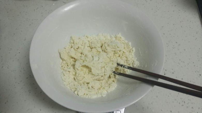做饼+发面千层饼,面粉中加入酵母水,一边加水一边用筷子搅成絮状。