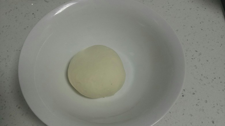 做饼+发面千层饼,我是前一天晚上22:00活的面,早起6:00面闻着略有点酸味,我就用少许碱水活活,揉成光滑的面团,再饧发10分钟。