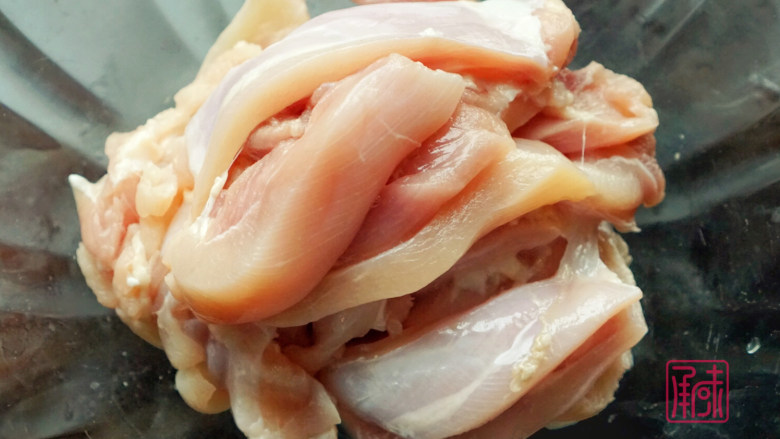 无油的香喷喷烤鸡腿肉,将<a style='color:red;display:inline-block;' href='/shicai/ 9601'>鸡腿肉</a>去骨、去皮后,切成条状