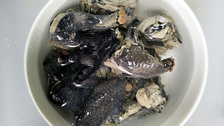 当归黄芪红枣乌鸡🐔汤,去浮沫洗干净把乌鸡泡水里