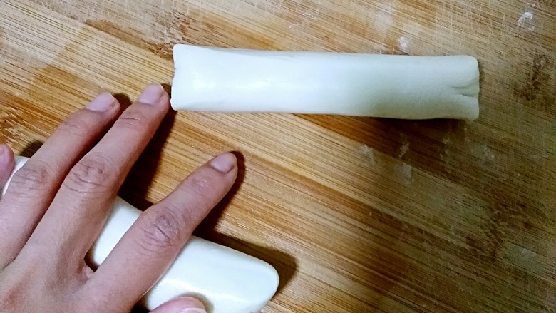 一碗看馋万人的油泼面,在面剂外面均匀抹一层薄油,搓成小长条。