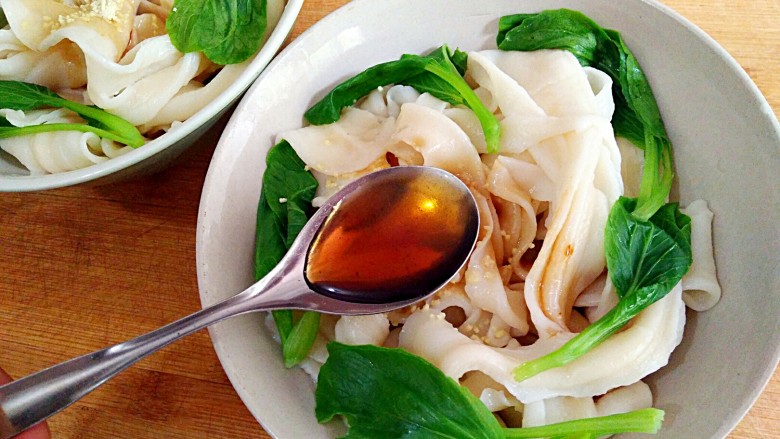 一碗看馋万人的油泼面,将面和青菜沥水捞入碗中,加适量盐,<a style='color:red;display:inline-block;' href='/shicai/ 756'>鸡精</a>,味极鲜酱油,醋。