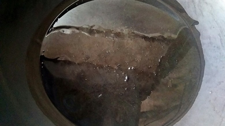 一碗看馋万人的油泼面,锅里热油,油烧至8成热。