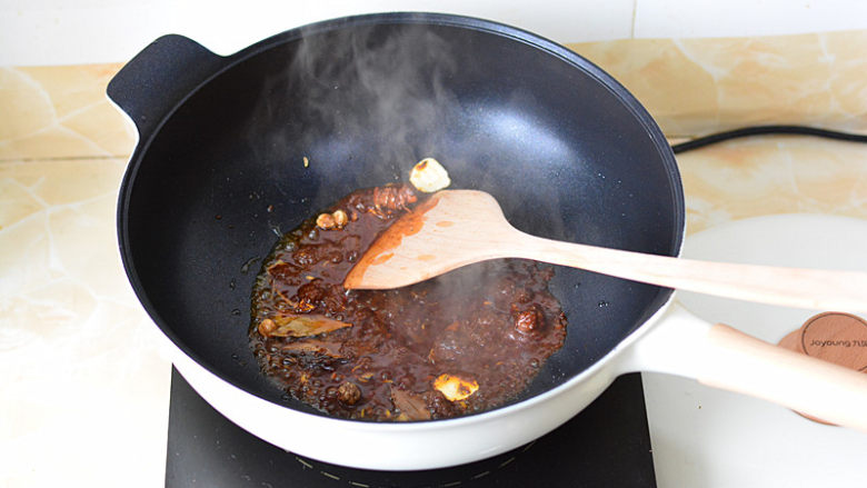 麻辣香锅,要用油把麻辣香锅料炒至有香味

