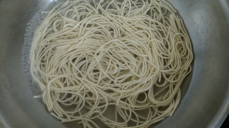 快手酸汤面,水烧开后放入<a style='color:red;display:inline-block;' href='/shicai/ 526'>面条</a>,煮至没有硬芯。