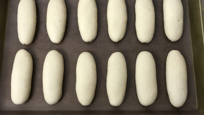 葱香芝士肉松排包,整剂摆在烤盘里,送进发酵箱,温度在34度,湿度保持在80%左右,进行二发