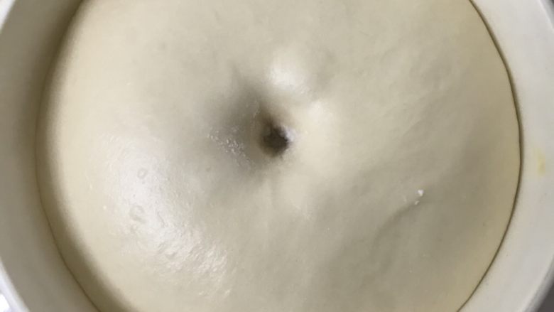 葱香芝士肉松排包,送进发酵箱,温度在28度,发酵2倍大用手指沾面粉戳洞洞口不回缩不塌陷为好
