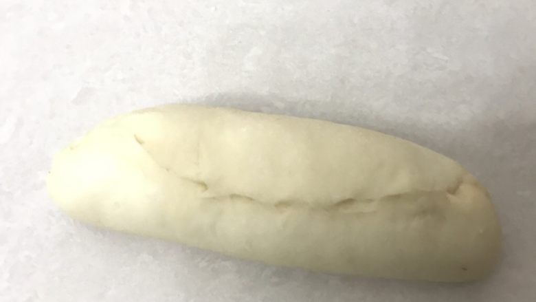 葱香芝士肉松排包,自上而下卷起,捏紧收口,收口朝下