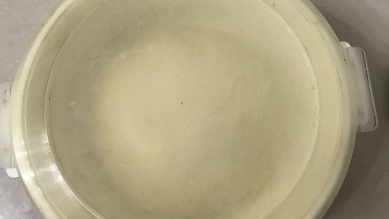 葱香芝士肉松排包,盖上盖子,这是刚找出来的微波用塑料盒带盖的,这样以后就省去了保鲜膜