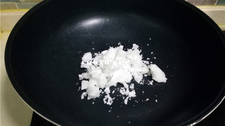 椰香牛轧糖,不粘锅倒入椰子油;