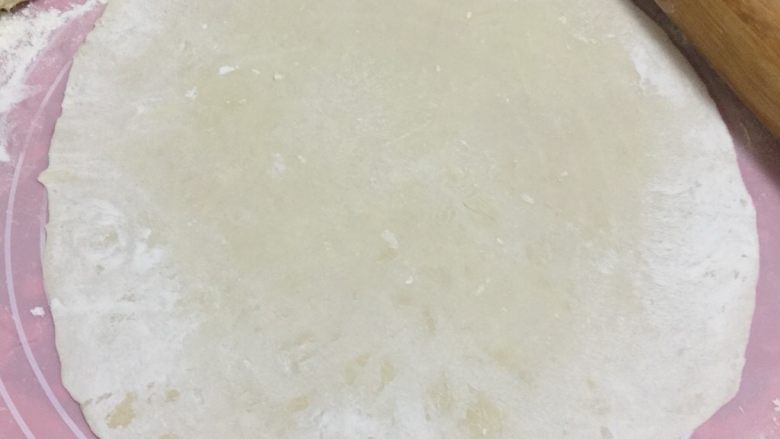 #做饼#韭菜鸡蛋薄脆饼,面团和好后取出用擀面杖擀成薄薄的面饼