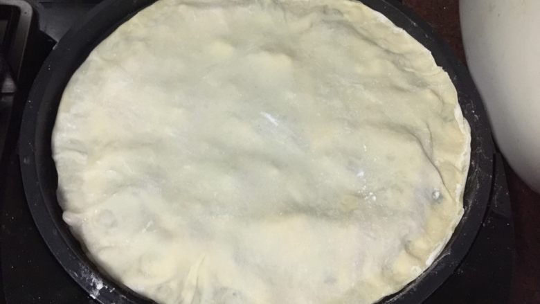 #做饼#韭菜鸡蛋薄脆饼,盖上另一片面皮，边缘按紧实