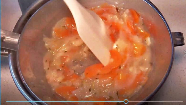 【睦感料理】奶油炖鸡,开始过滤汤汁,将其中的蔬菜去除