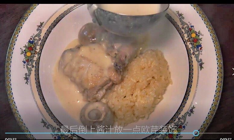 【睦感料理】奶油炖鸡,在鸡肉上淋上汤汁