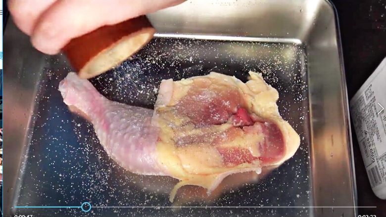 【睦感料理】奶油炖鸡,2面都要撒上,味道比较均匀