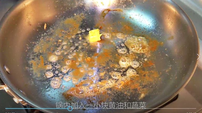 【睦感料理】奶油炖鸡,锅中放入一小块黄油,使其融化