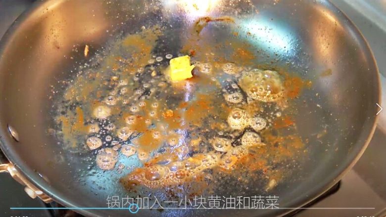 【睦感料理】奶油炖鸡,锅中放入一小块黄油，使其融化