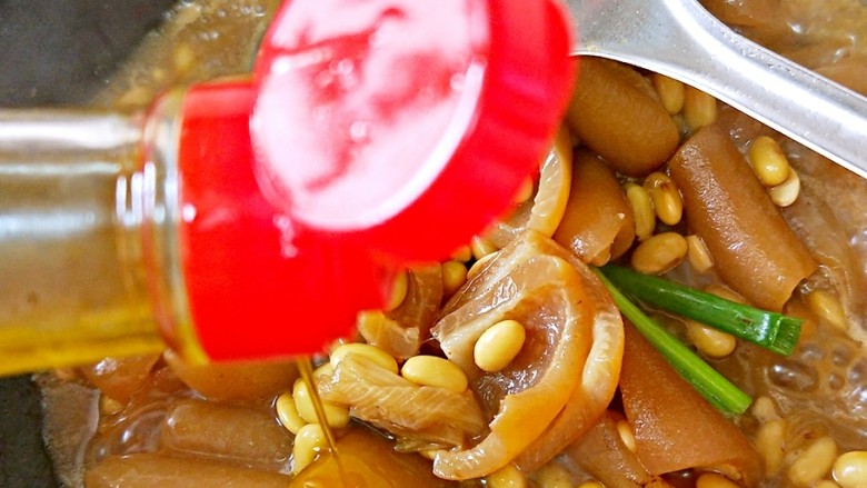 养颜黄豆炖猪皮,放<a style='color:red;display:inline-block;' href='/shicai/ 157'>小葱</a>段,滴几滴花椒油翻炒几下出锅,生抽和黄豆酱是咸的基本不用放盐